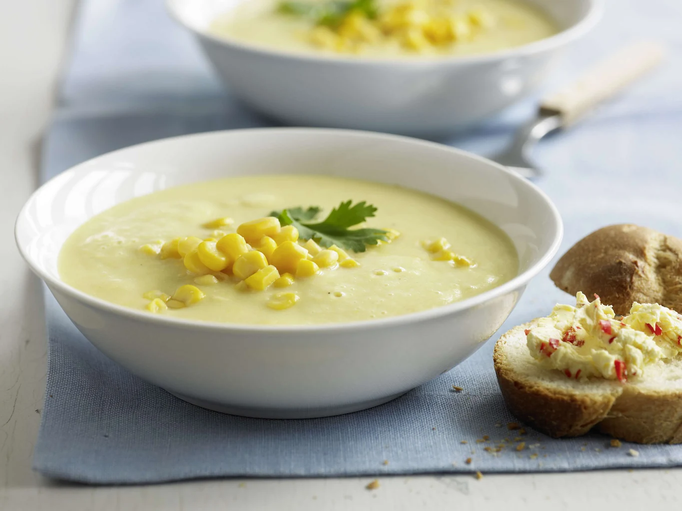 Soupe de maïs avec baguette au piment