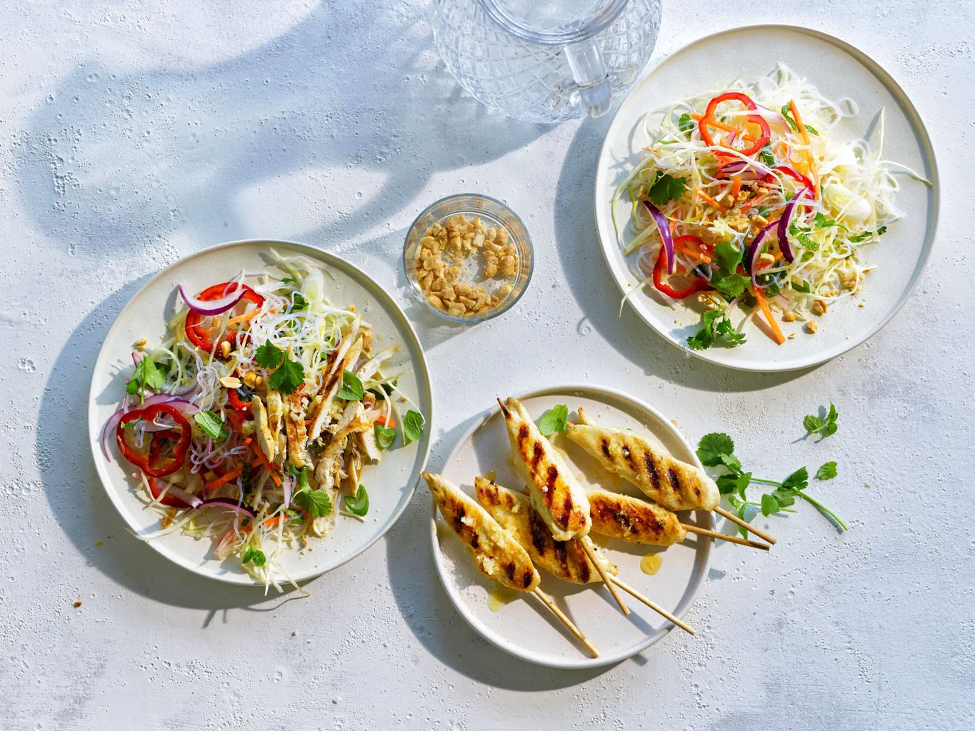 Insalata thai di pollo e vermicelli alla griglia