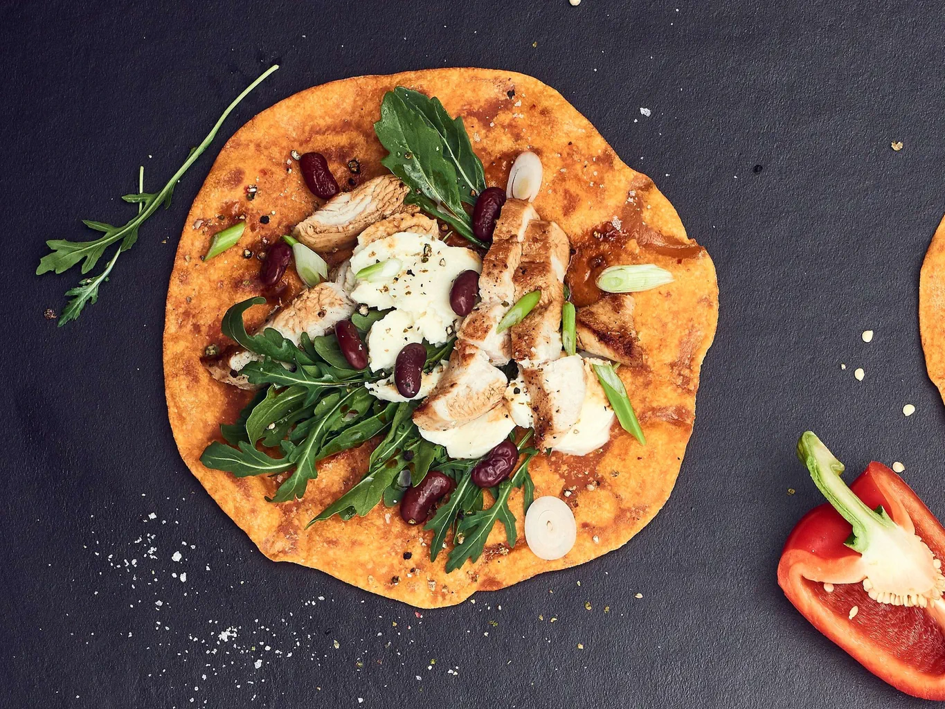Tortilla arancione con pollo e mozzarella