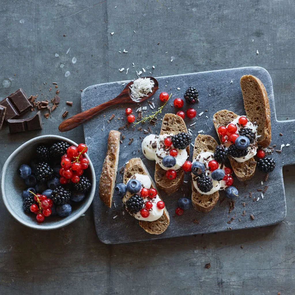Brötchen mit Quark, Beeren und Schokolade