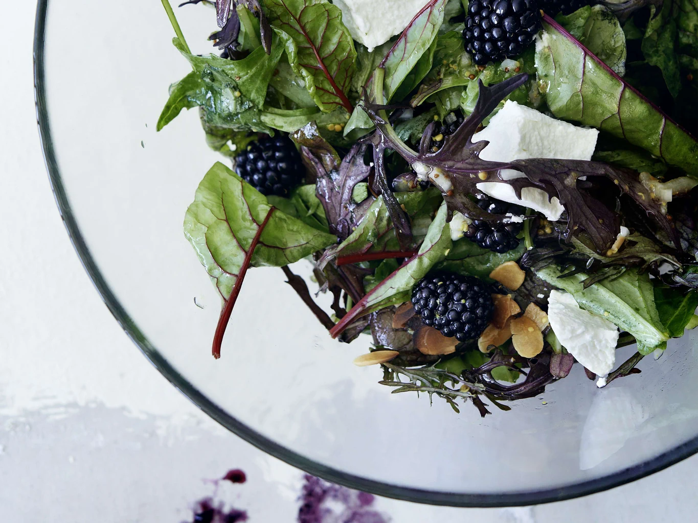 Blattsalat mit Ziegenkäse und Brombeeren