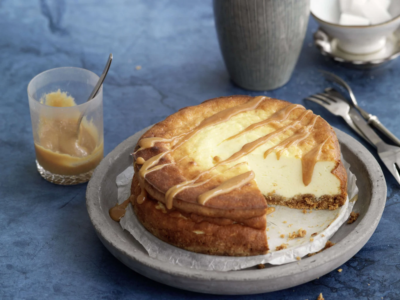 Cheesecake avec sauce caramel-cacahouètes