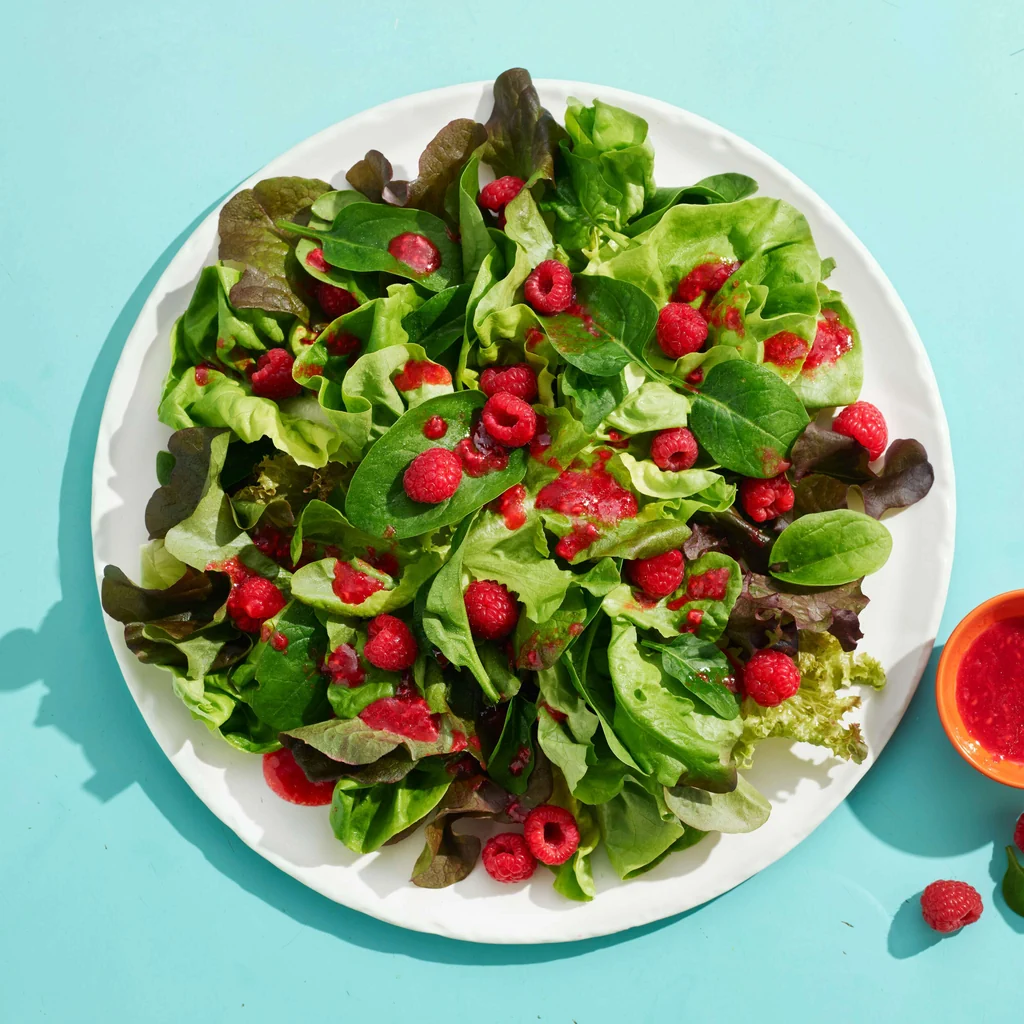 Salade verte et sauce aux framboises