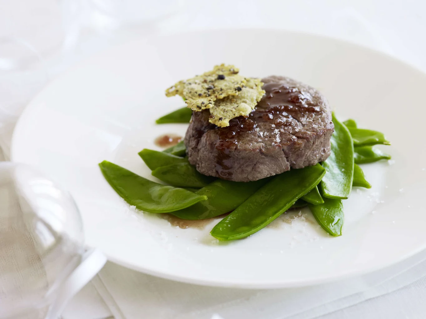 Filet de bœuf avec sauce au porto et tuiles au poivre