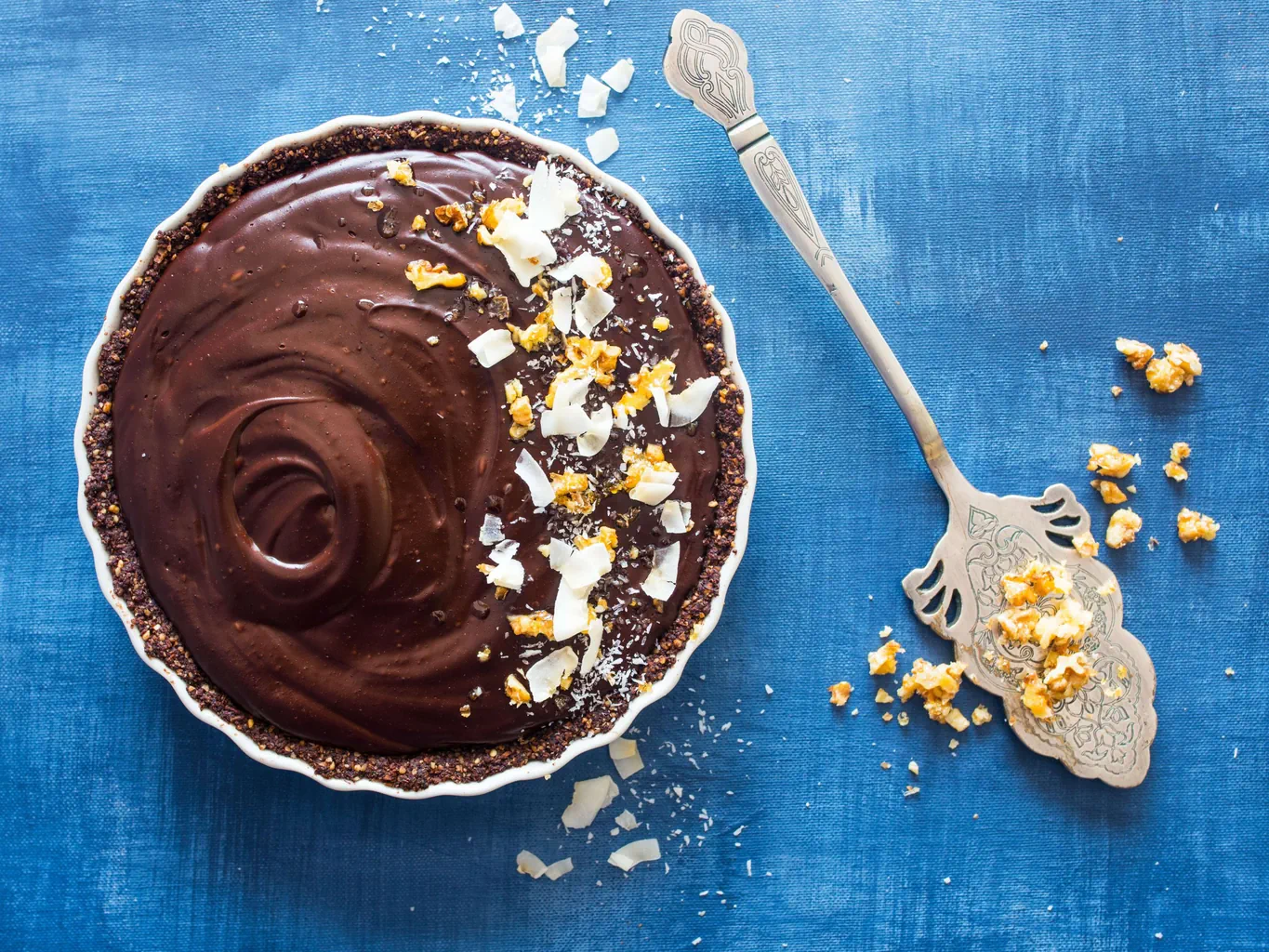 Torta vegana al cioccolato e alle noci 