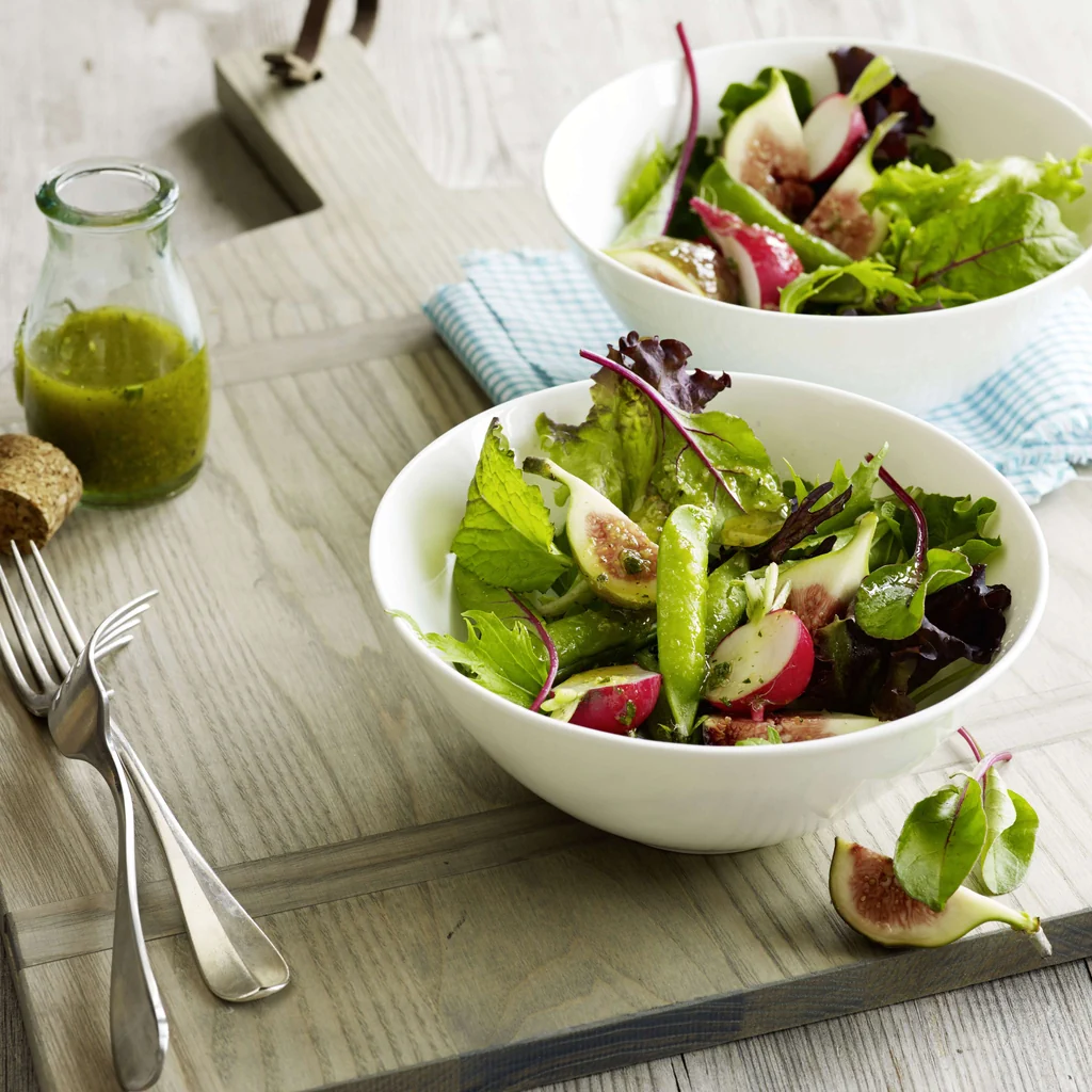 Blattsalat mit Knackerbsen an Kräuter-Honig-Dressing