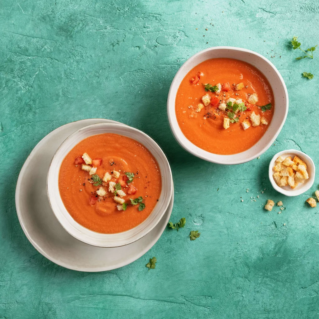 Soupe froide à la tomate et au pain
