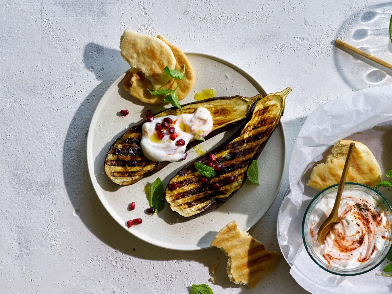 Auberginen und Fladenbrot vom Grill mit Joghurtsauce