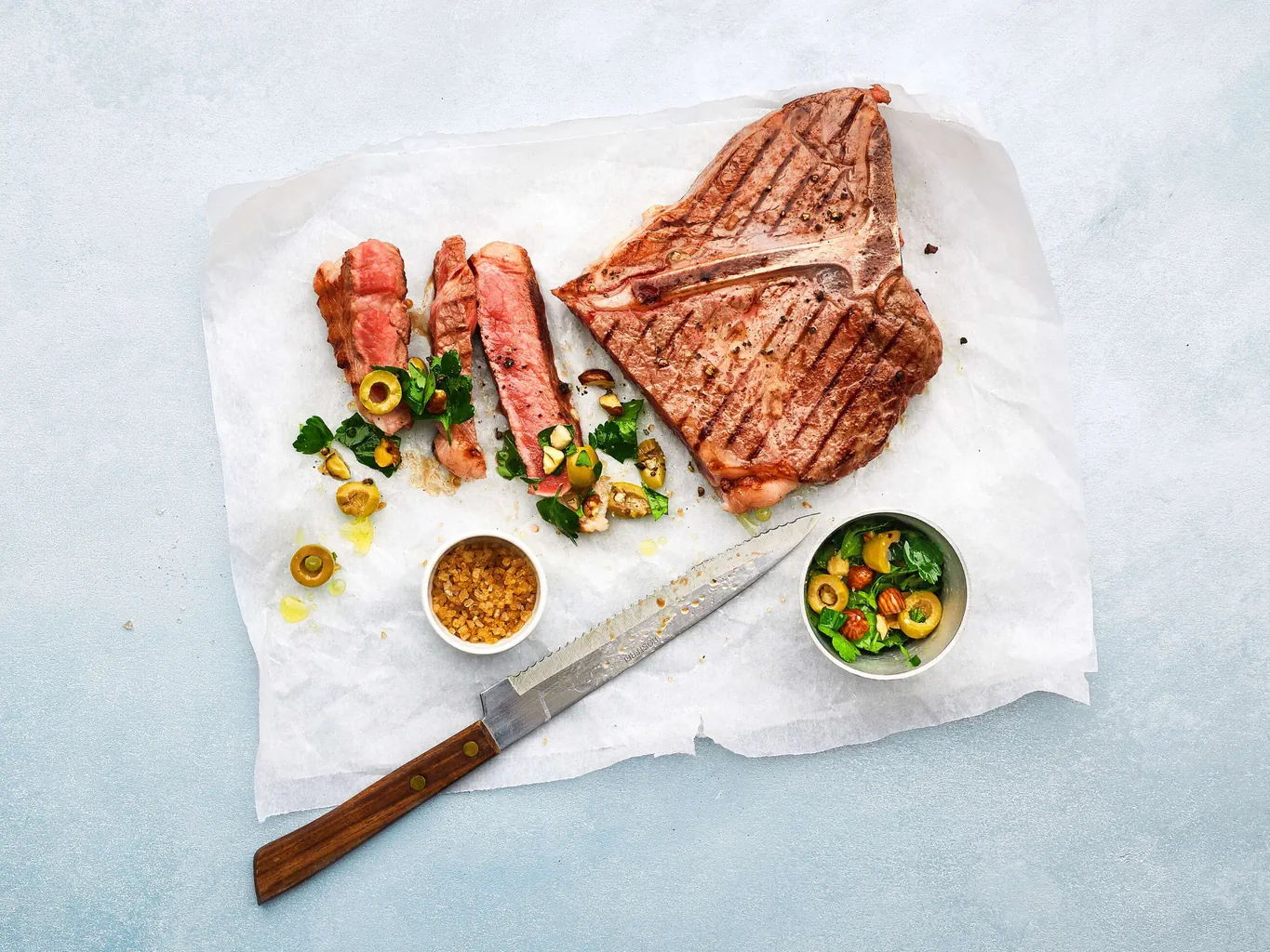 Steak T-bone avec topping noisettes-olives
