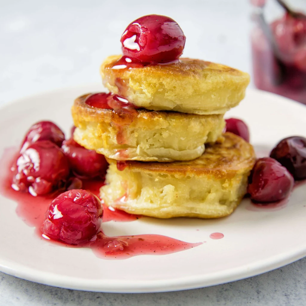 Crumpet con composta di ciliegie