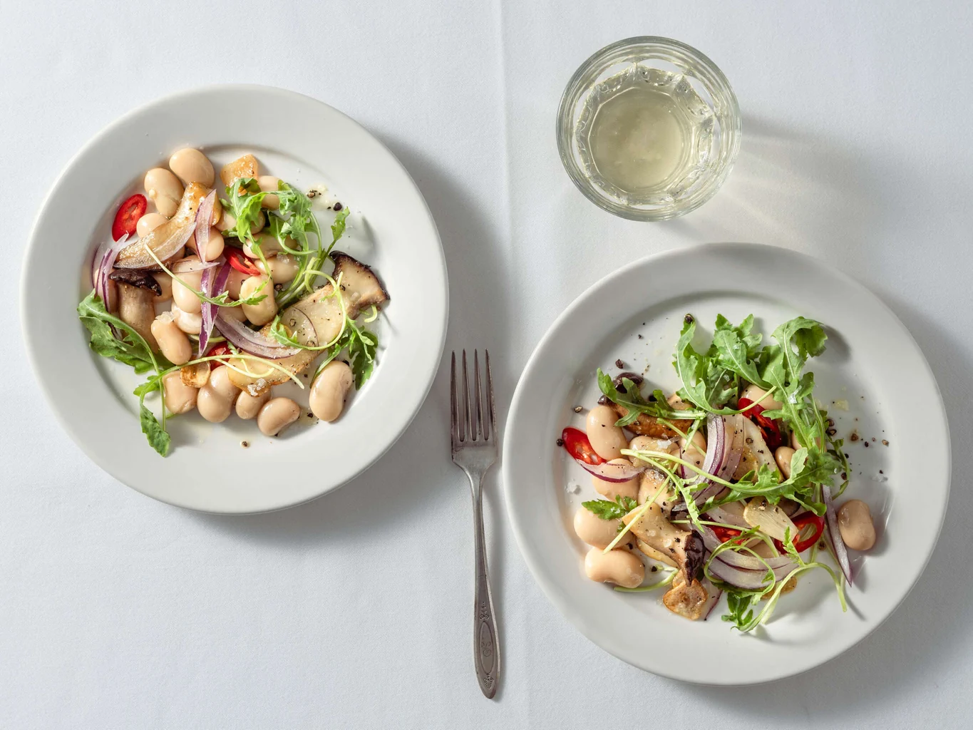 Gebratene Pilze mit Bohnen und Rucola