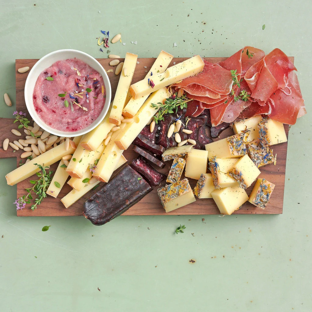 Plateau de fromages de montagne avec semoule aux airelles rouges