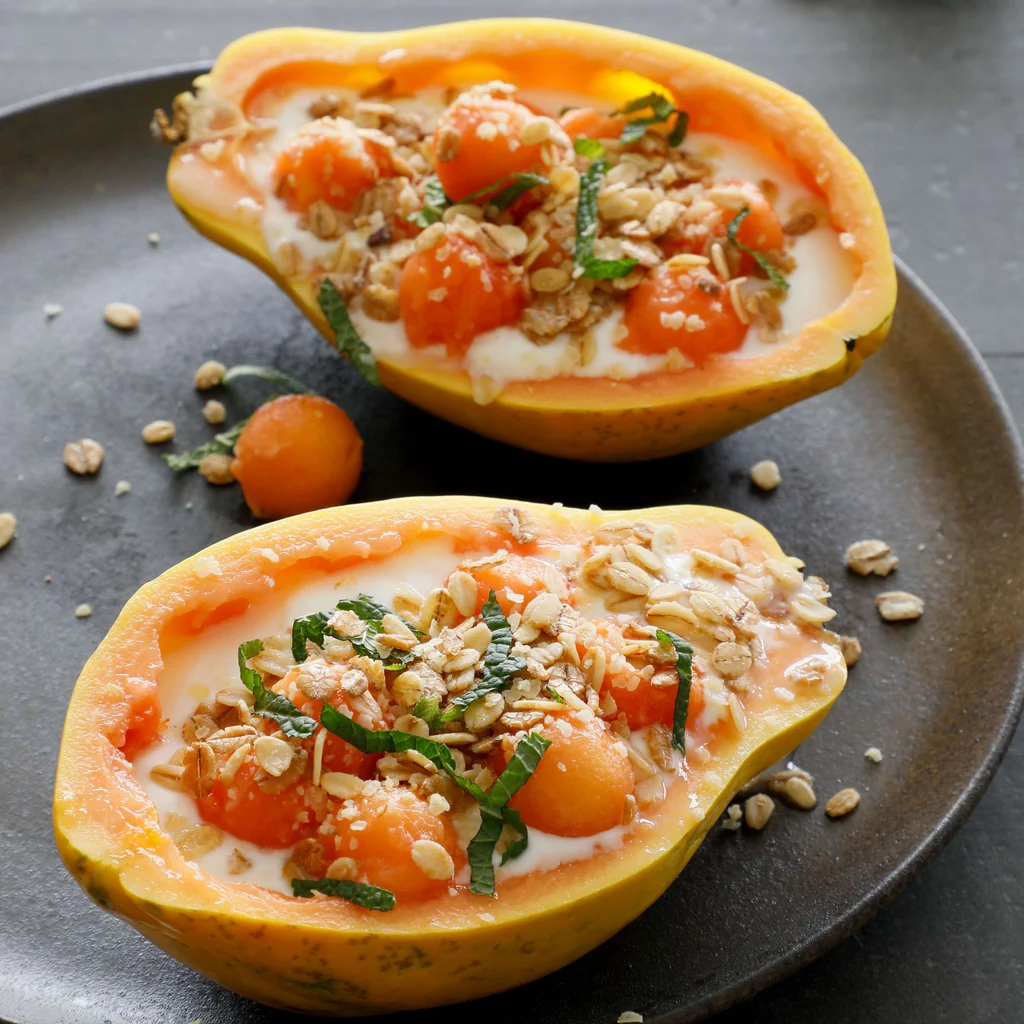 Papaya mit Joghurt gefüllt