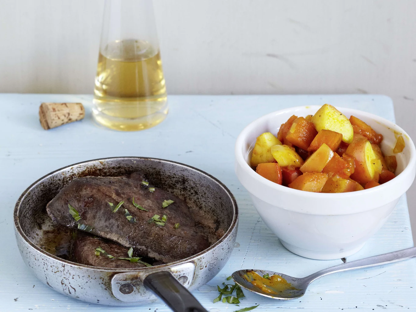 Courge et pomme en légumes avec tranches de foie de veau