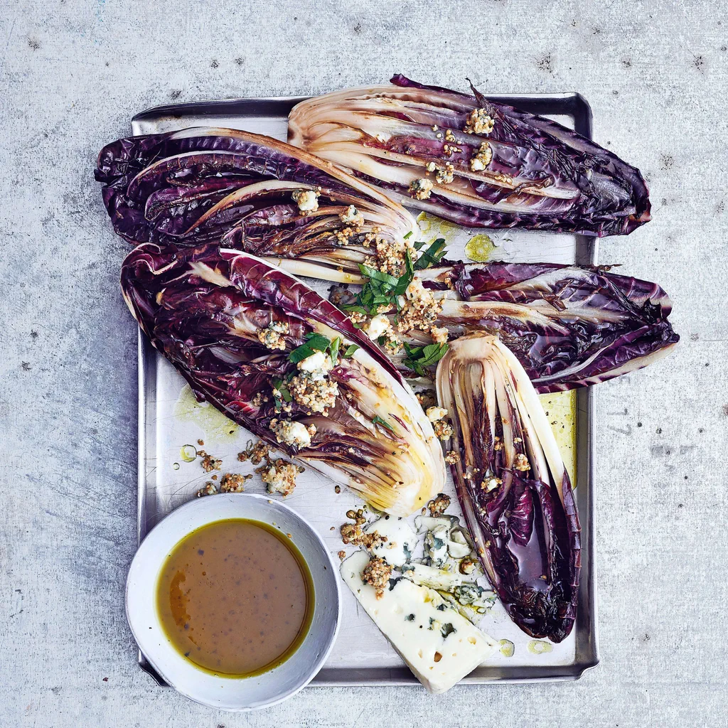 Chicorée rouge avec émietté de roquefort