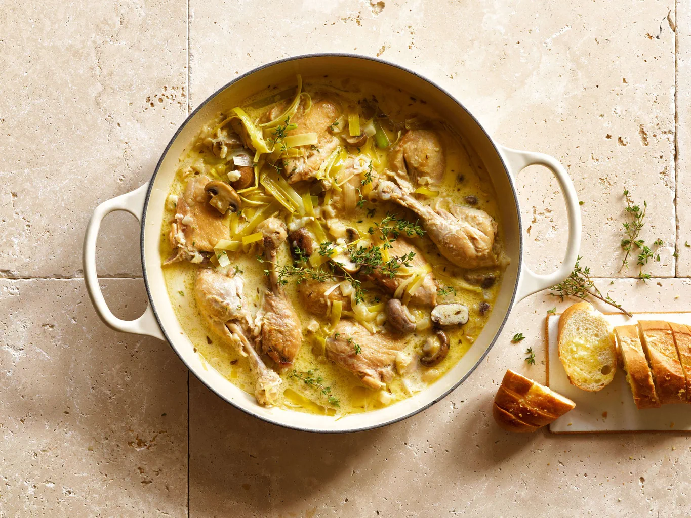 Coq au vin blanc avec champignons