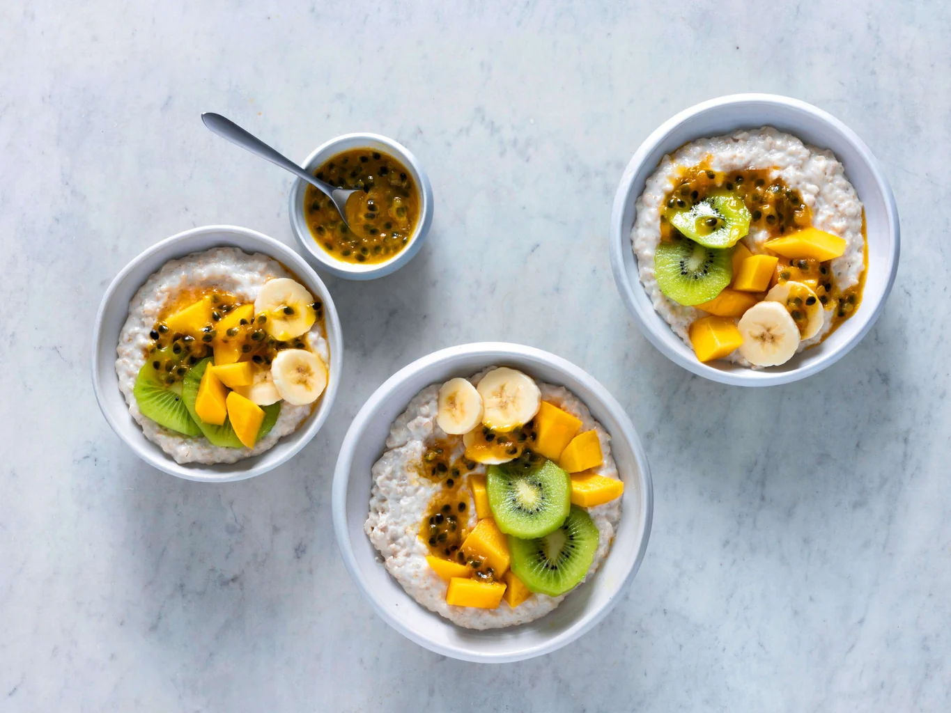 Porridge con mango, kiwi, banana e frutti della passione