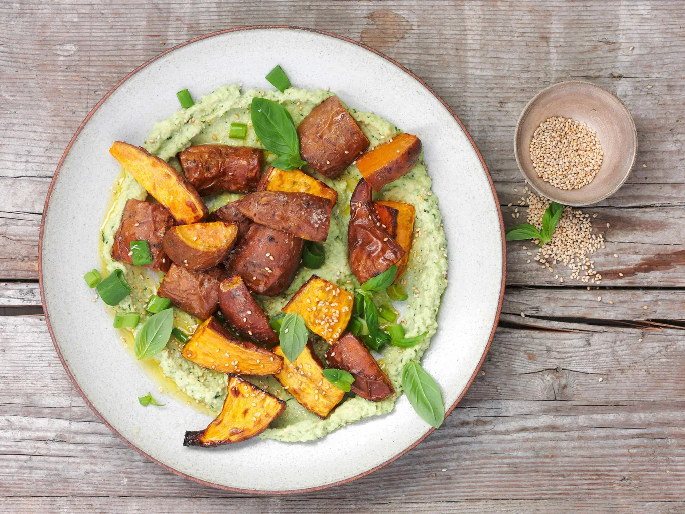 Ofen-Süsskartoffeln auf Cashew-Hummus
