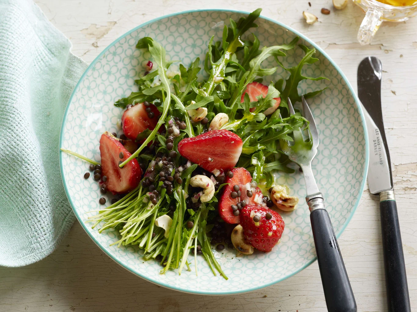 Erdbeer-Linsen-Rucola-Salat mit Cashewkernen an Honigdressing