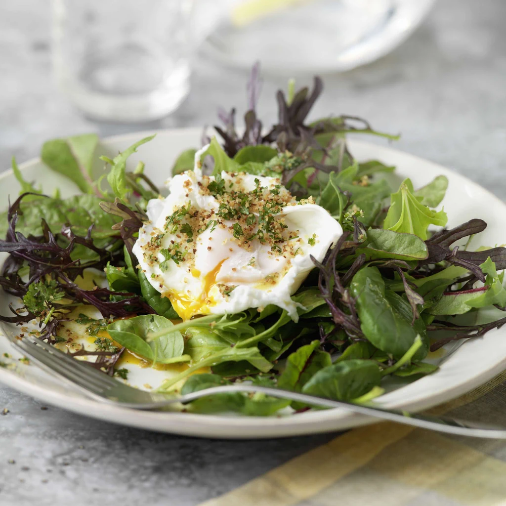 Salade estivale avec œuf poché croustillant