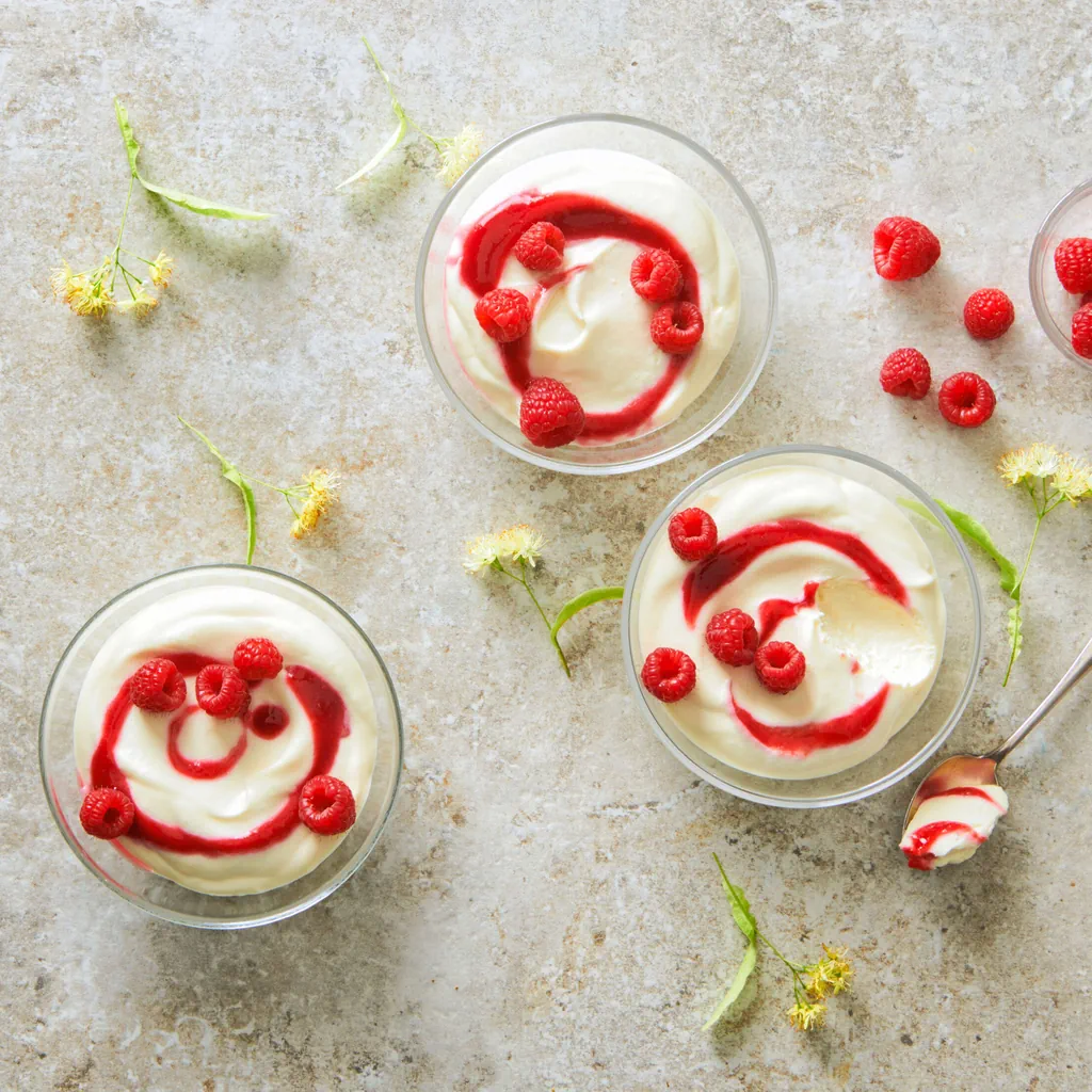 Lindenblütenmousse mit Himbeeren