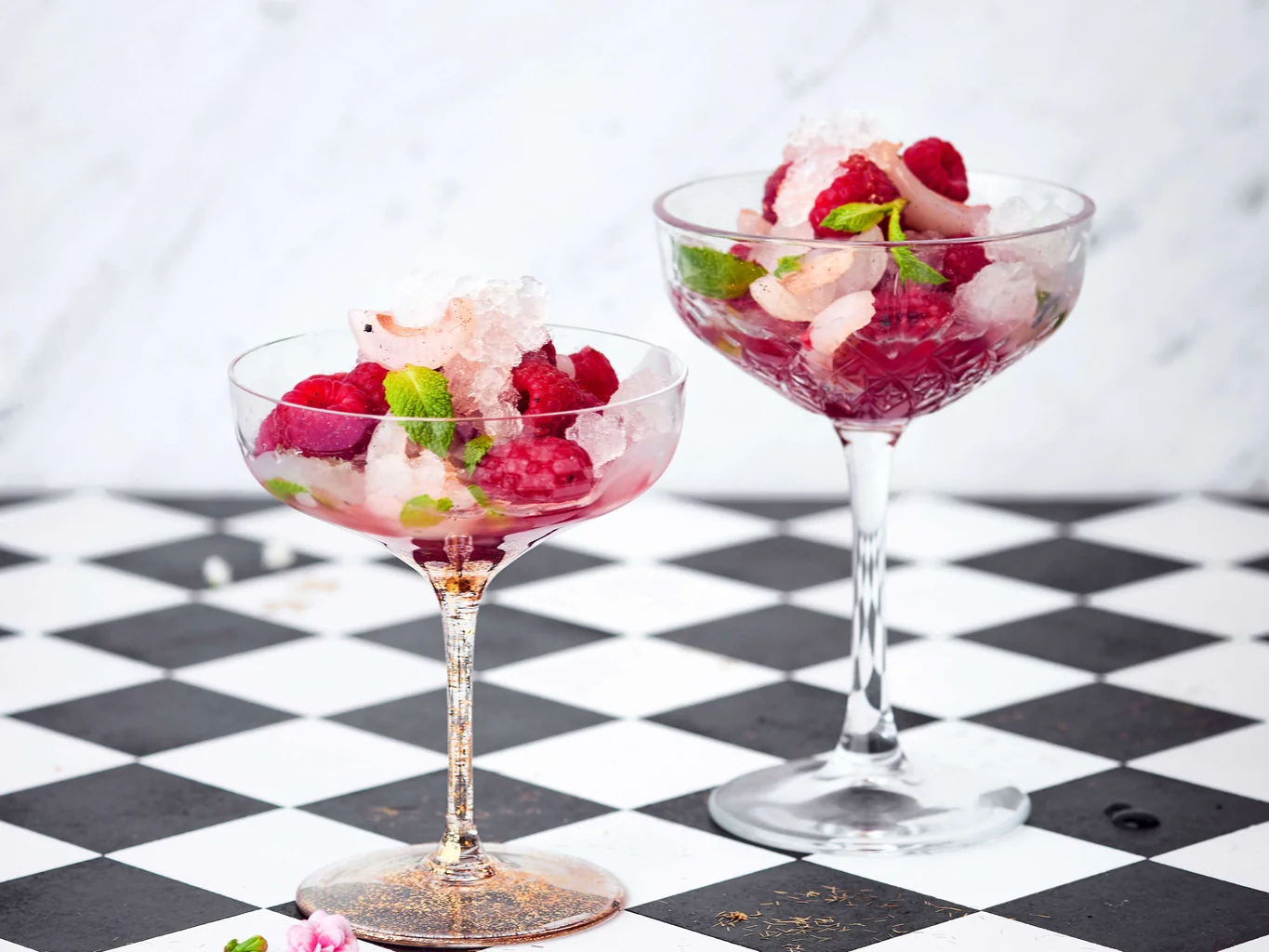 Granita di ginger beer con lamponi e litchi