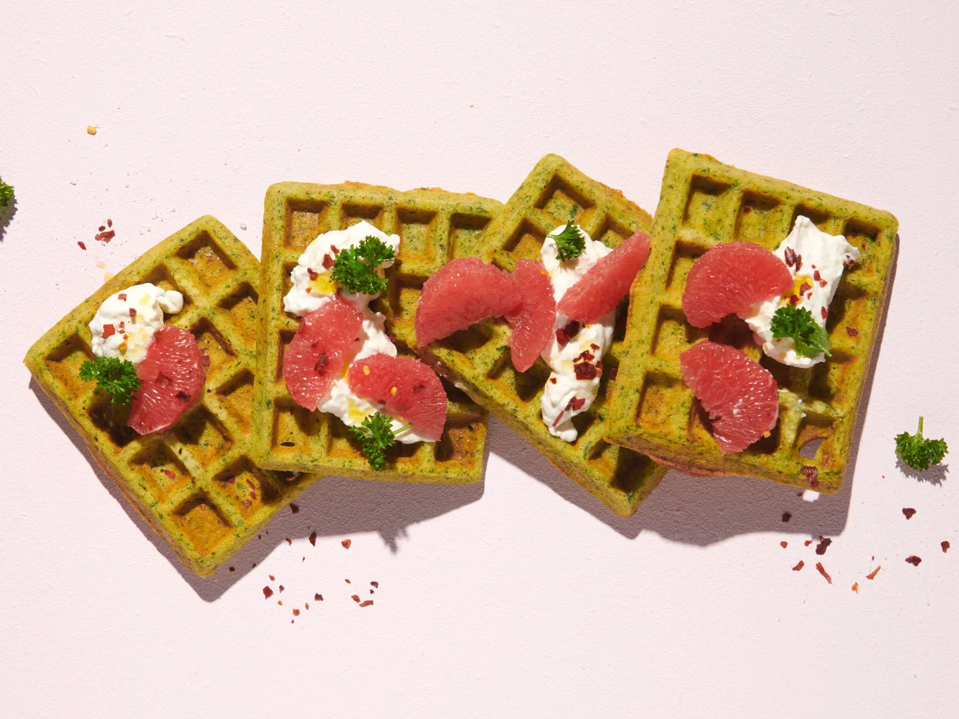 Petersilienwaffeln mit Burrata und Grapefruit