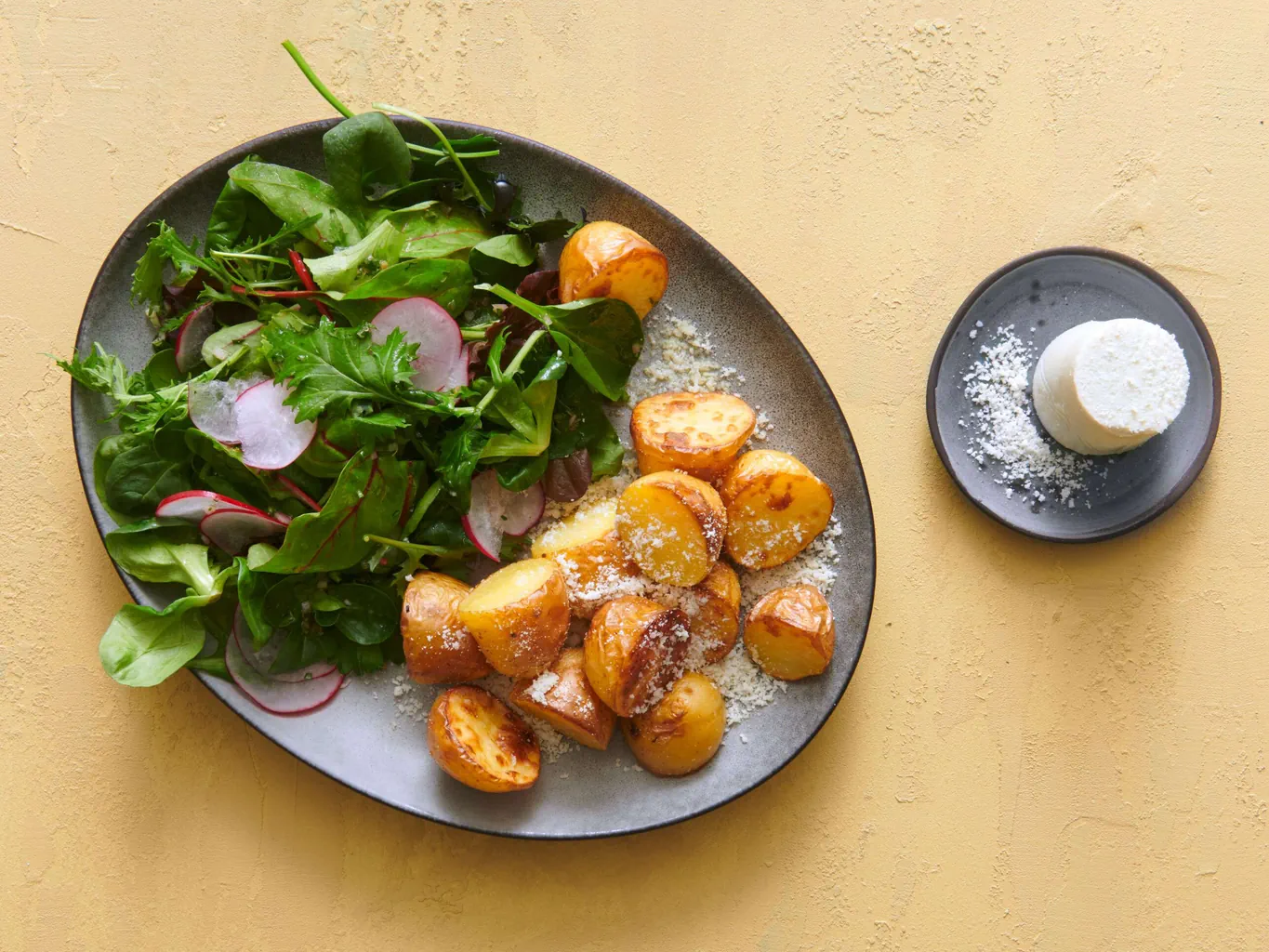 Pommes de terre au schabziger avec salade