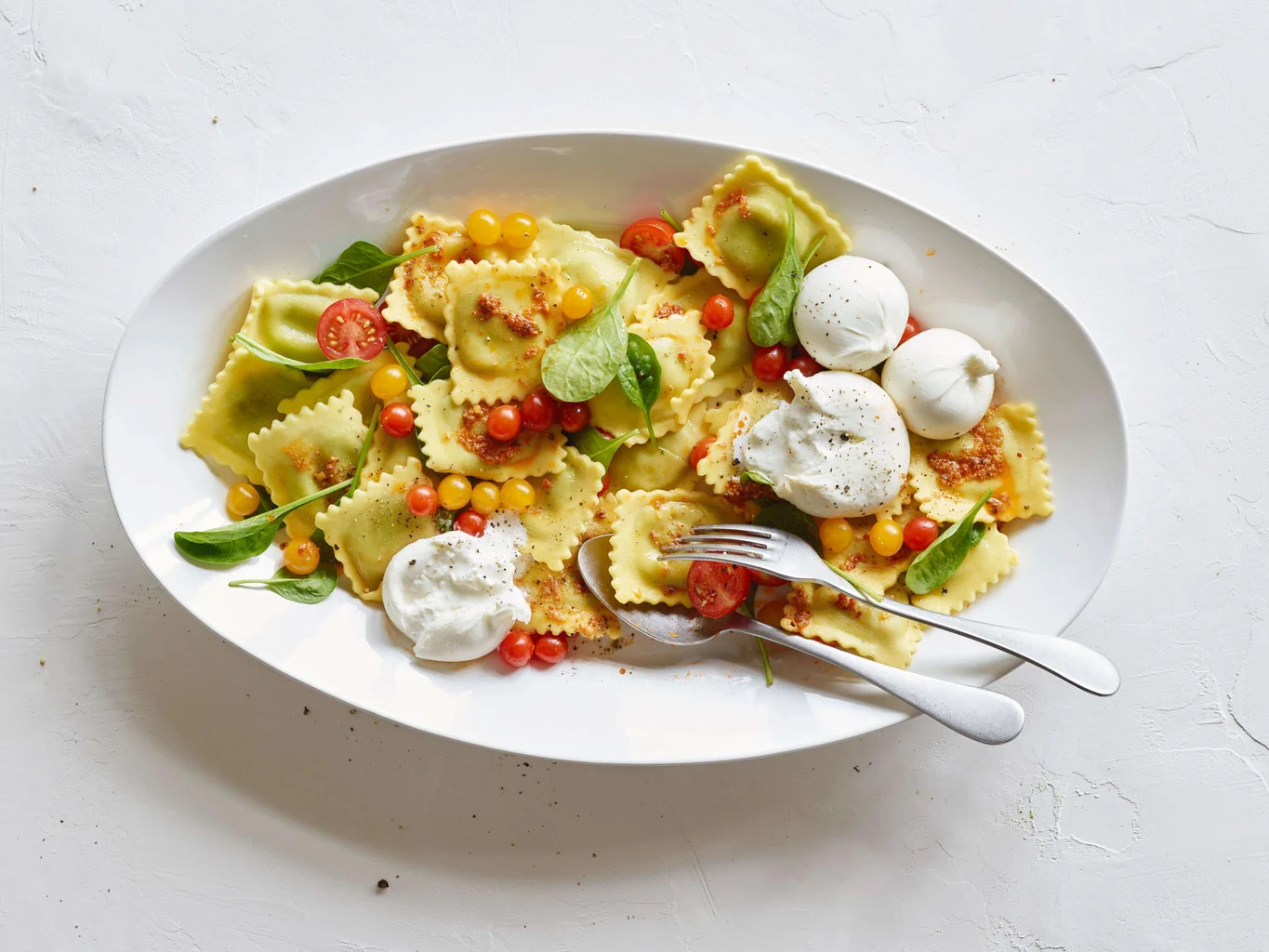Ravioli avec tomates cerises et burrata