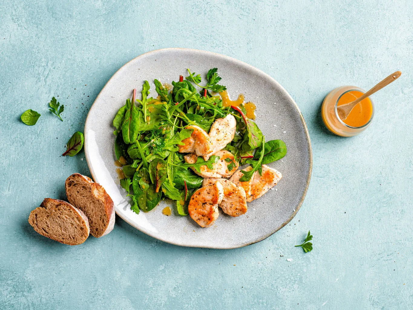 Poulet avec jeunes pousses de salade