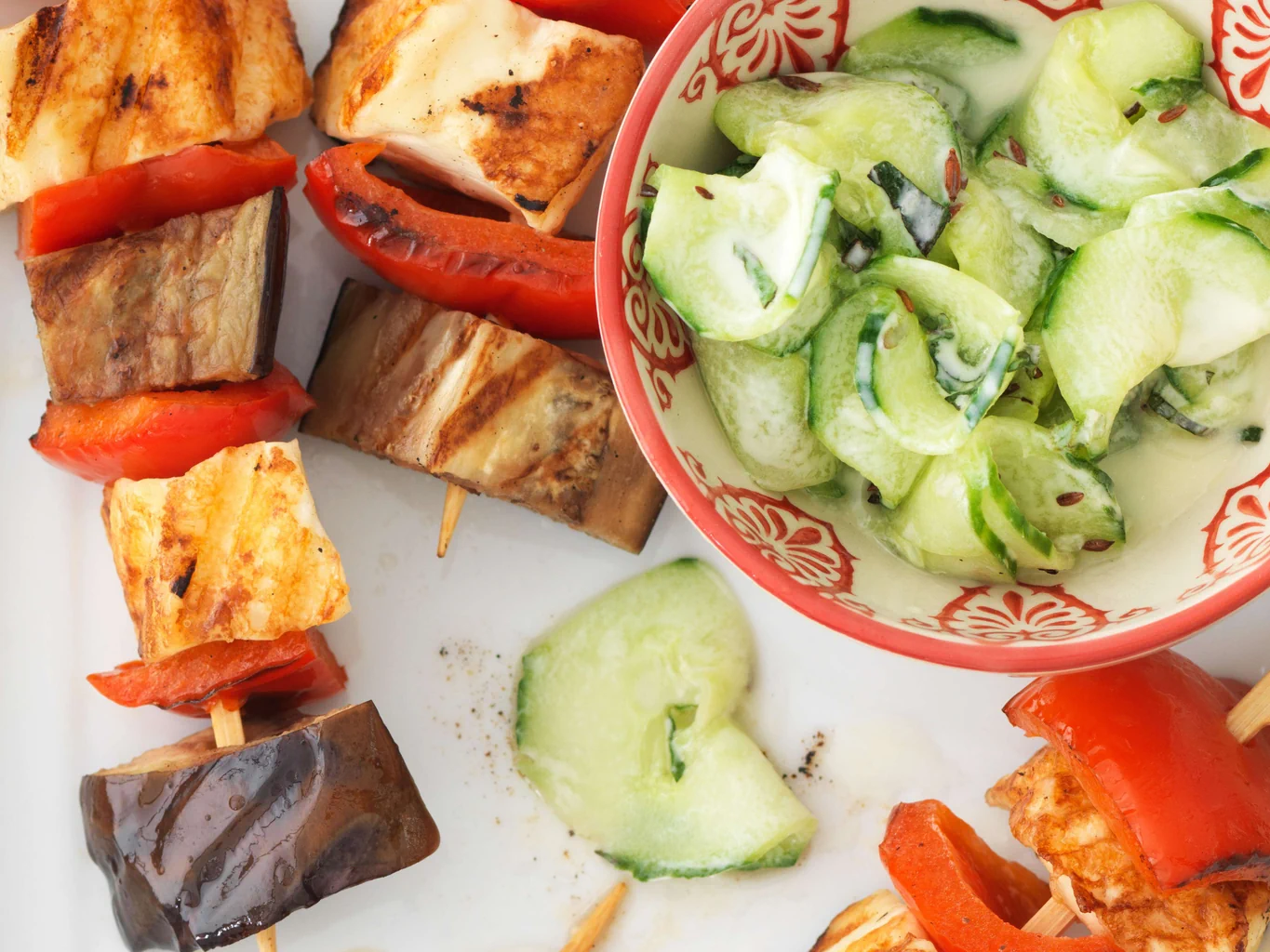 Halloumi-Spiess mit Minze-Gurken-Salat