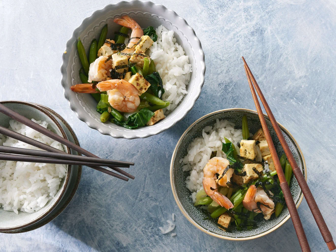 Tofu-Stir-fry mit Crevetten und Gemüse