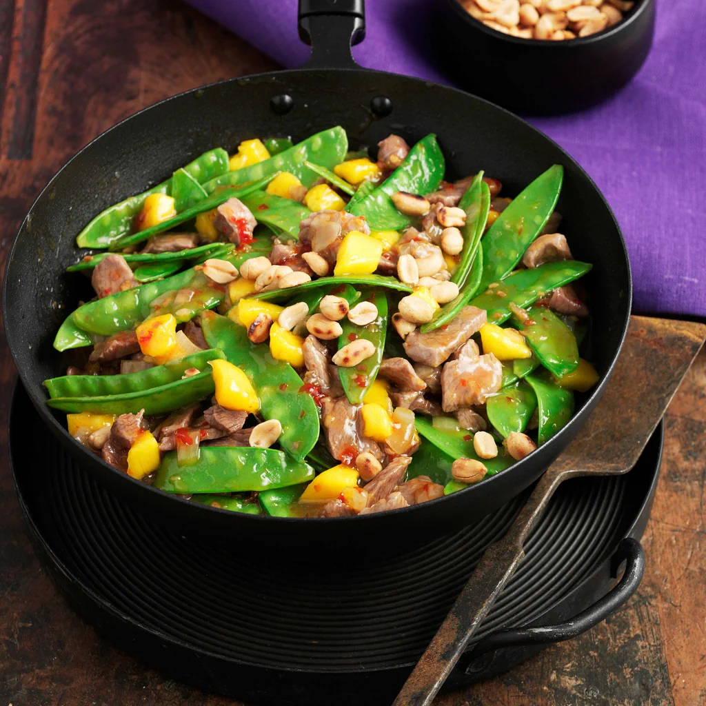 Gebratenes Rindfleisch mit Mango und Kefen