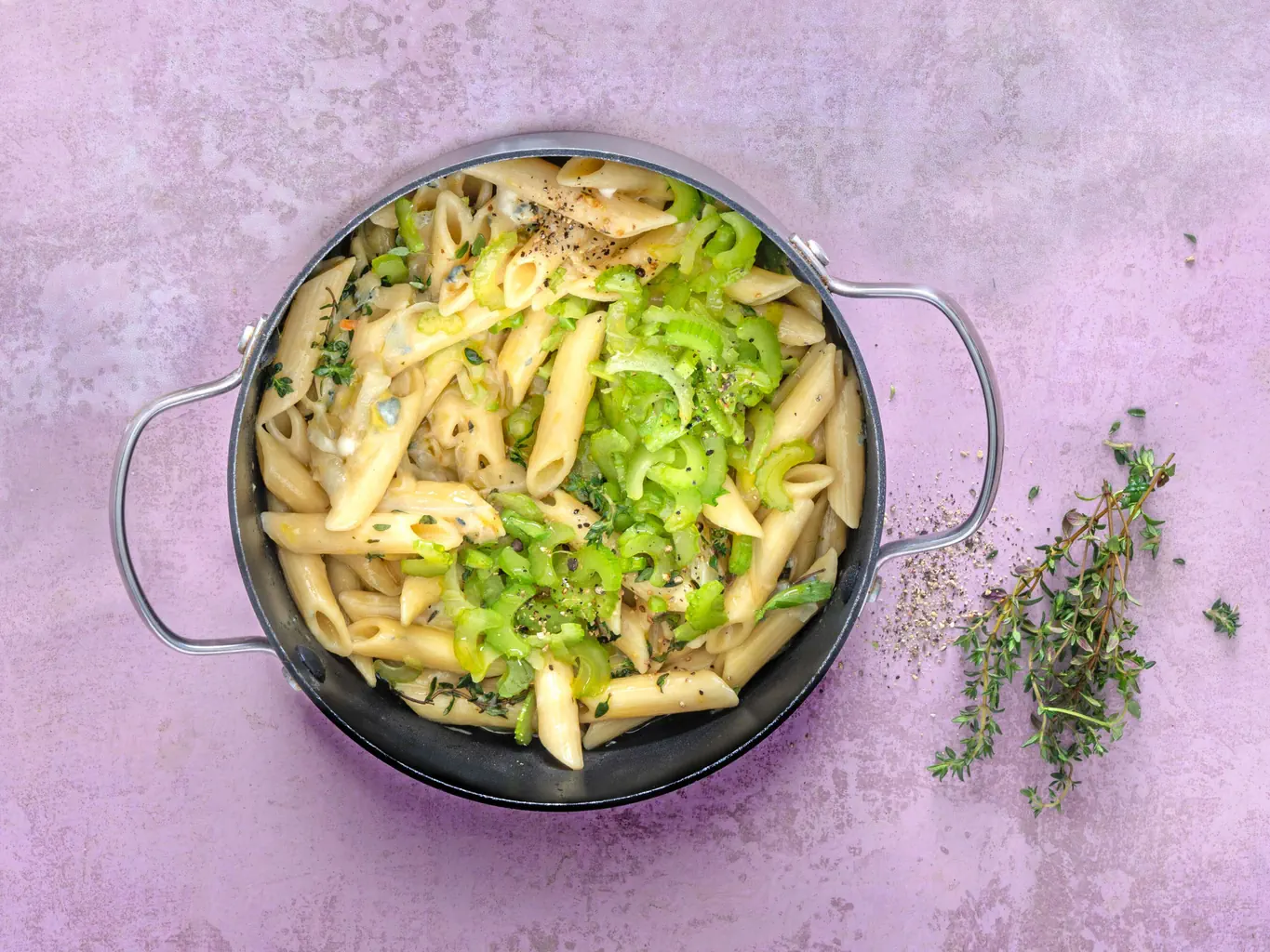 One pot pasta con topping di sedano