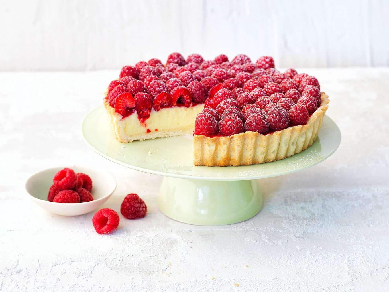 Crostata con crema e lamponi