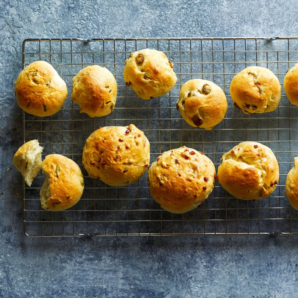 Zopfbrötchen mit Speck, Rosmarin und Oliven