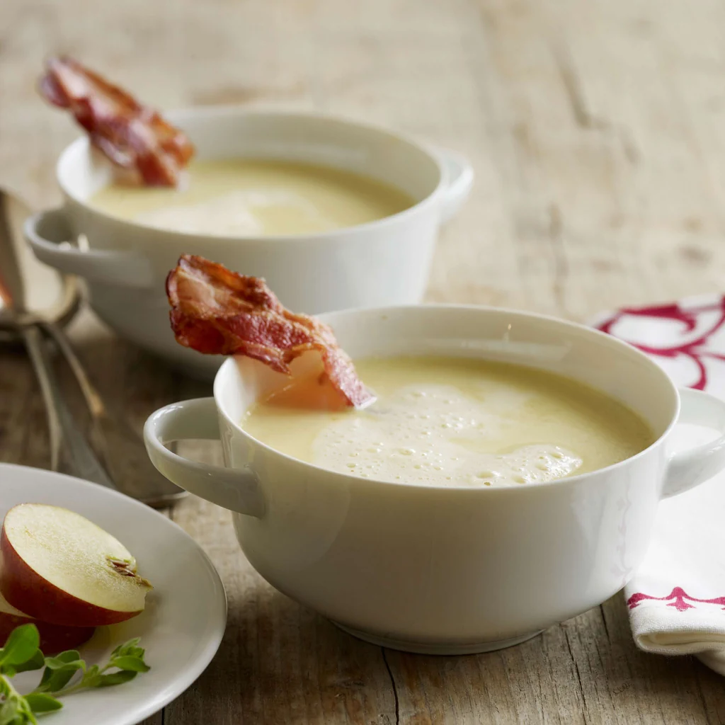 Soupe à la pomme et aux herbes avec croustillant de lard