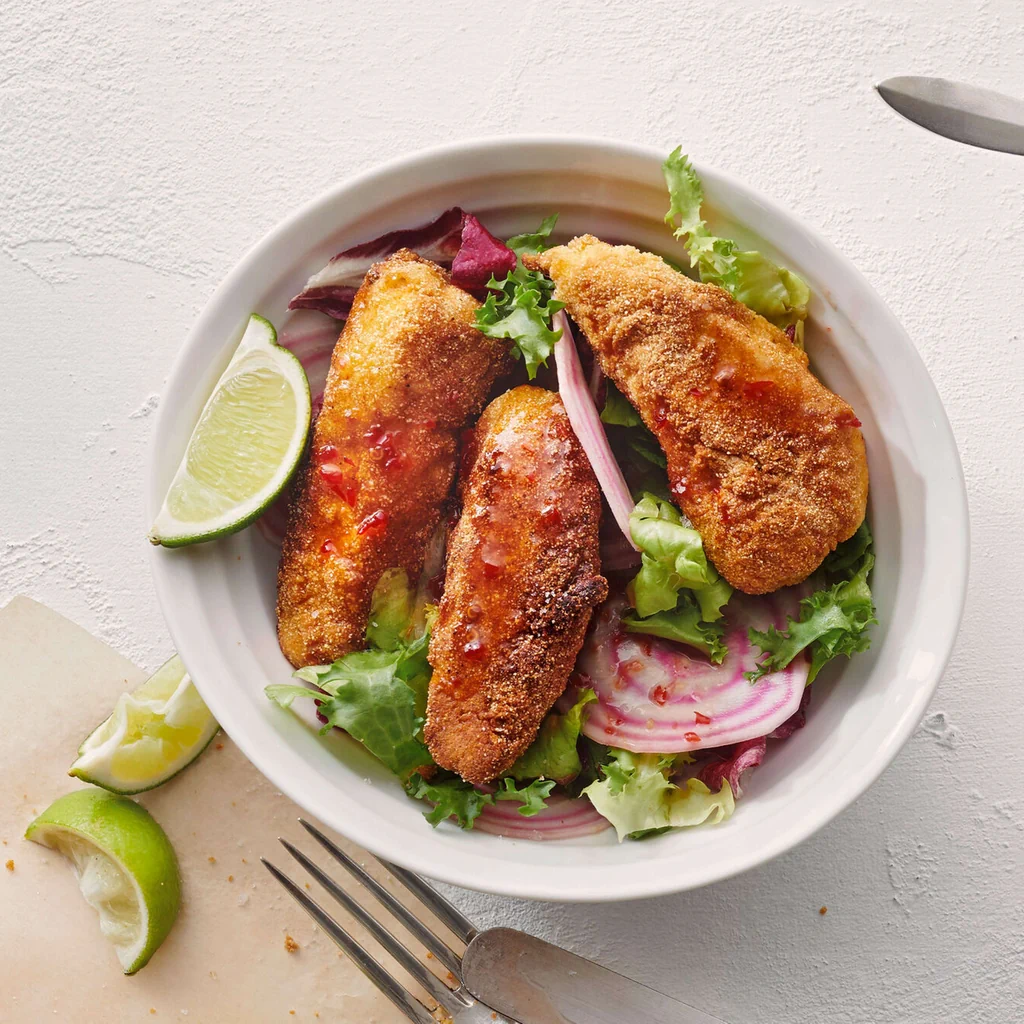 Poisson pané à la polenta sur salade mêlée
