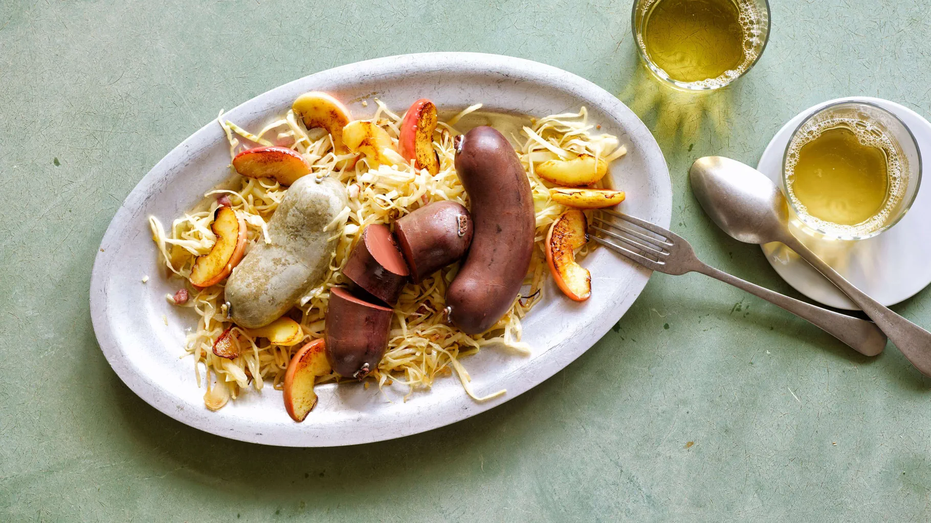 Sanguinaccio e salsiccia di fegato con insalata di cavolo bianco e mele
