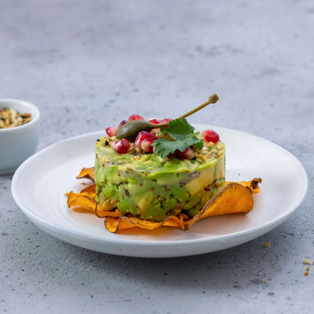 Avocado-Tatar auf Süsskartoffel-Chips