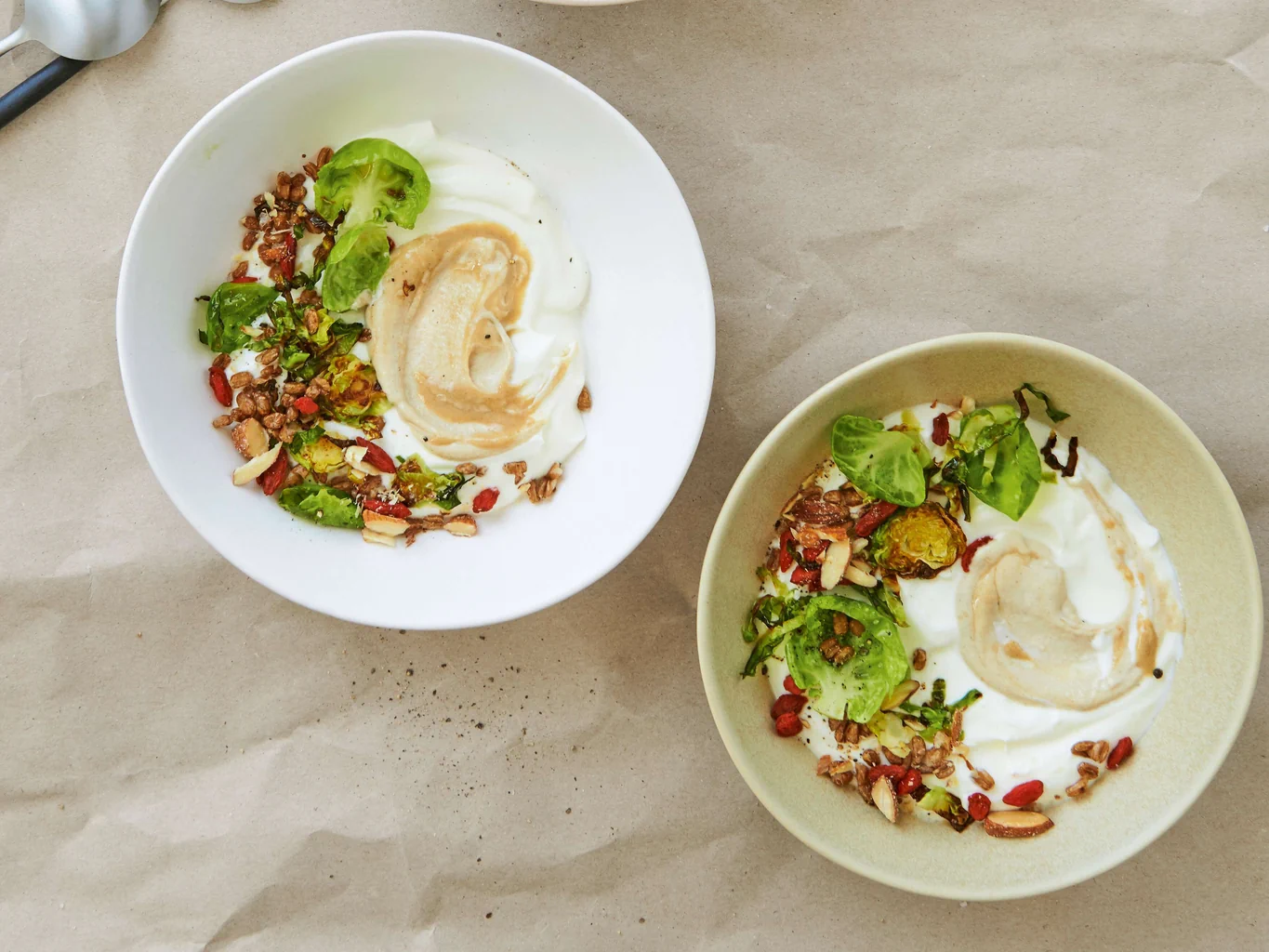 Bowl au yogourt et au tahini avec choux de Bruxelles 