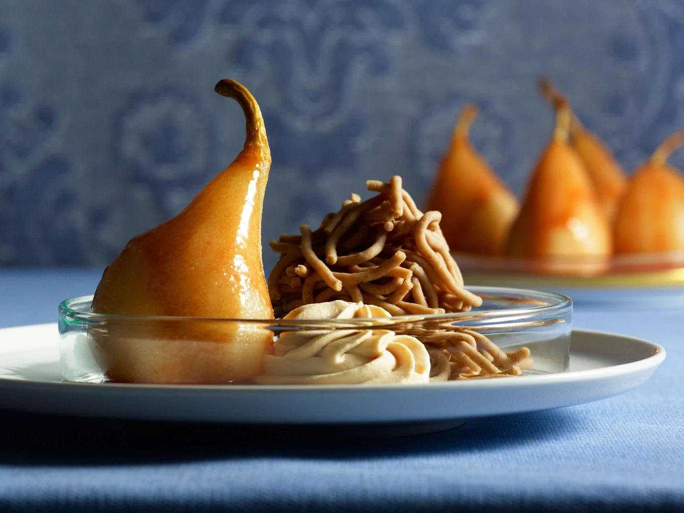 Poire pochée au cynorrhodon avec vermicelles