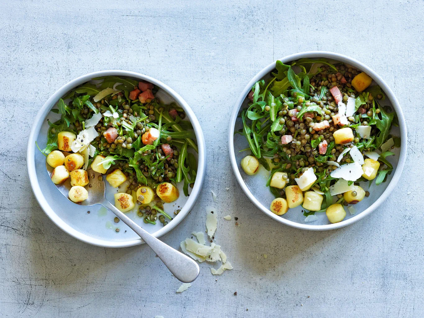Linsen-Rucolasalat mit Speck und Gnocchi