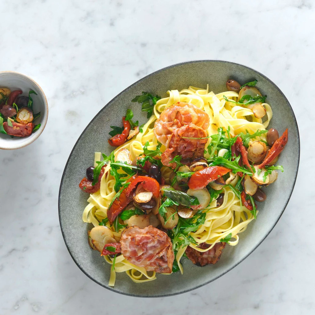 Tagliatelle alle erbe aromatiche con pancetta