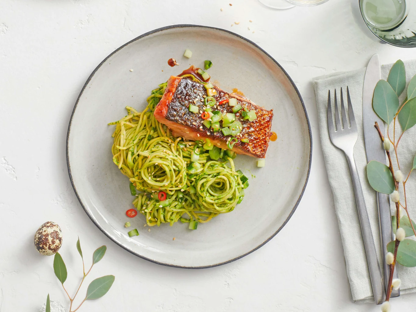Salmone glassato su nidi di pasta alle erbe
