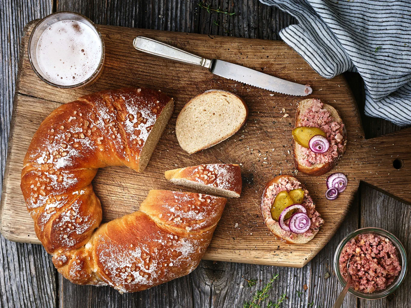 Pain à la bière avec pâte à tartiner aux lardons