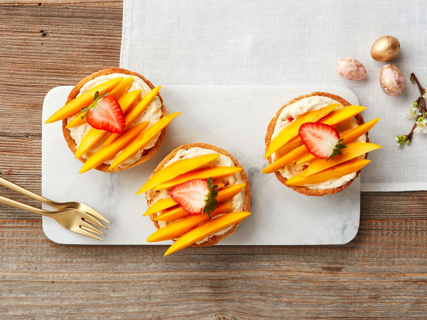 Mandel-Mango-Törtchen mit Erdbeeren