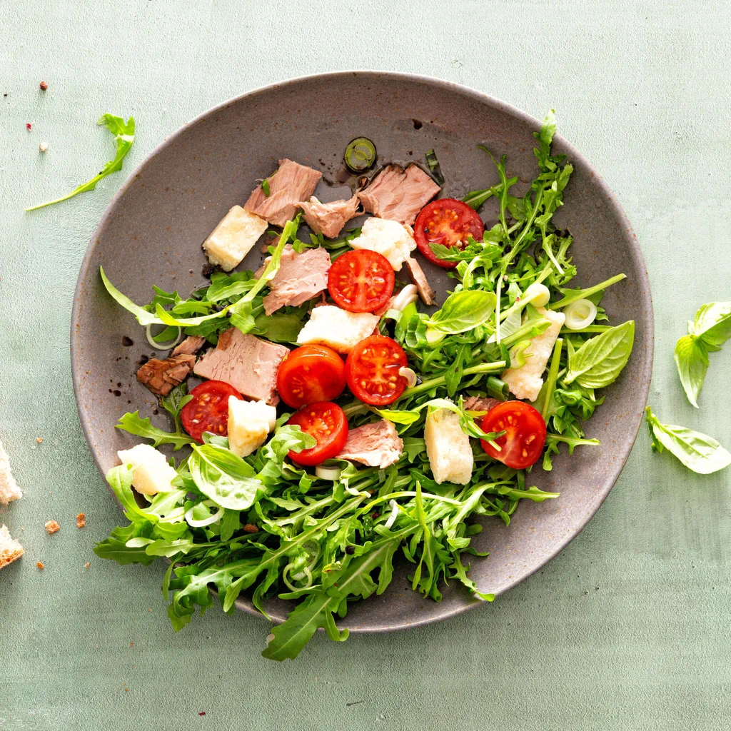 Insalata di tonno, pomodori e rucola