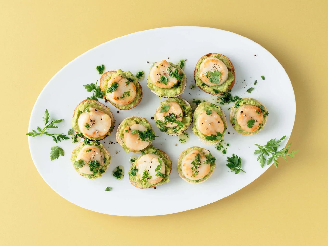 Minibrötli mit Avocado und Jakobsmuscheln