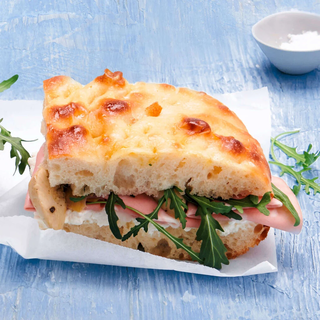 Focaccia con carciofi e mortadella